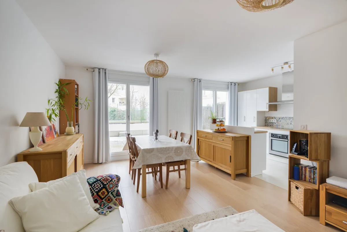 salon intérieur de salon lumineux avec mobilier en bois, table à manger et cuisine ouverte ​​