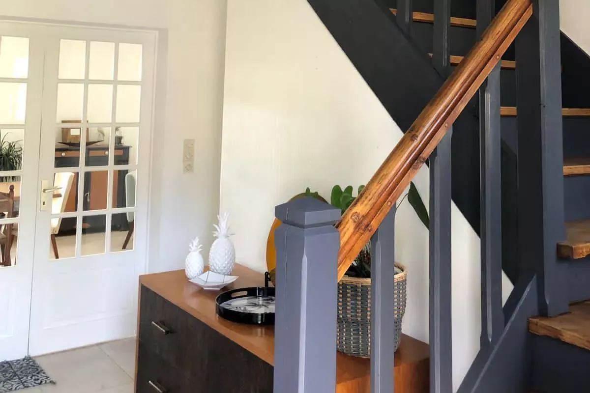 escalier intérieur en bois avec garde-corps sombre et décoration contemporaine, conçu par un architecte d'intérieur